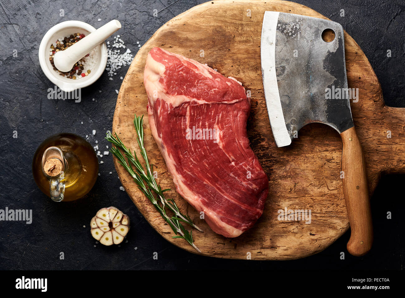 Rohe frische marmoriertes Fleisch Black Angus Steak und Fleisch Cleaver auf Holzbrett. Stockfoto