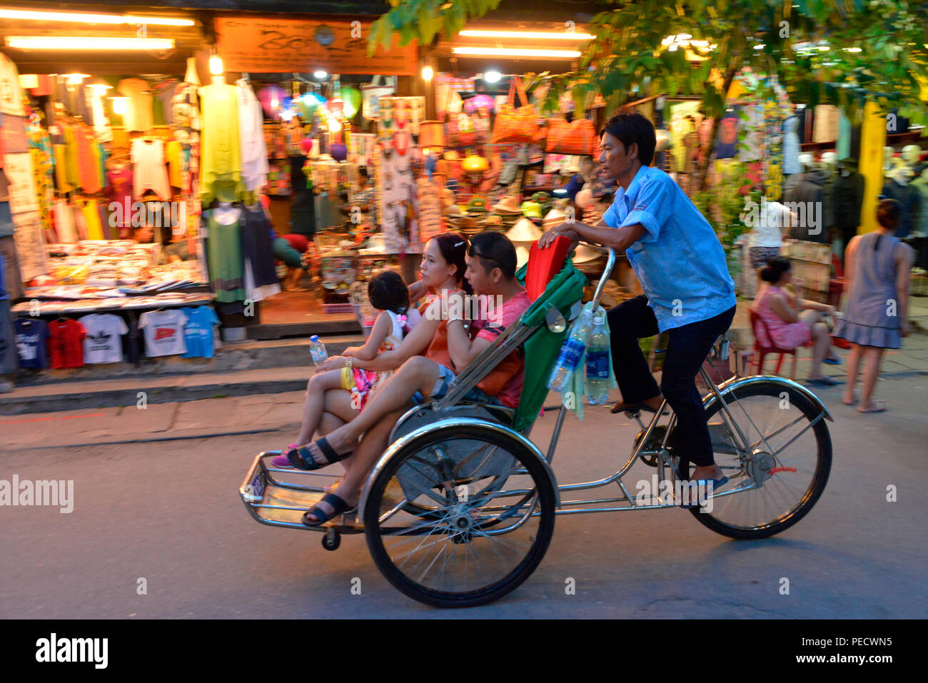 Fahrradrikscha, Touristen, Nguyen Thai Hoc, Hoi An, Vietnam Stockfoto