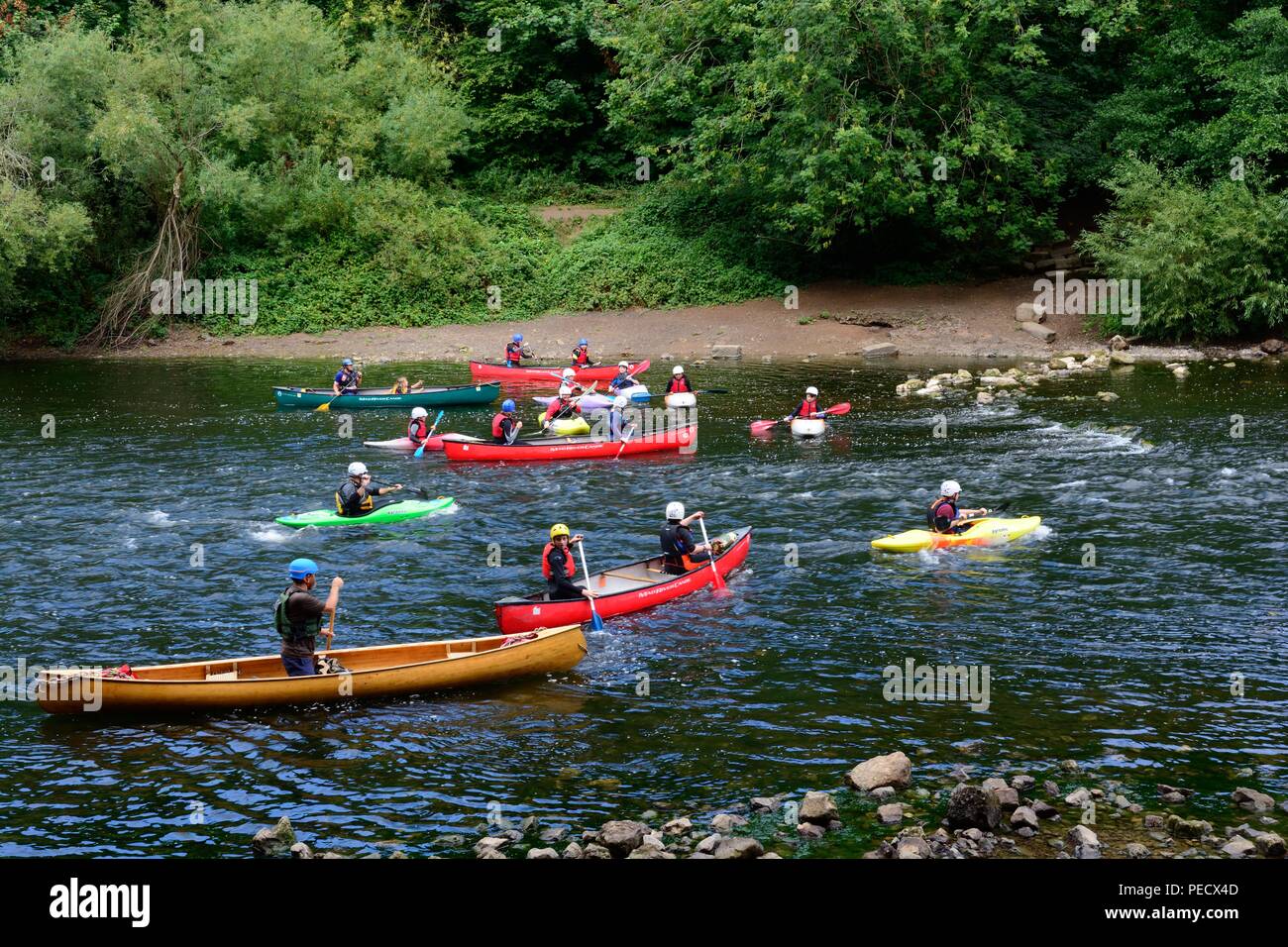 Kanu Unterricht für Kinder auf der Wye River bei Symonds Tat Gloucestershire England Großbritannien Stockfoto