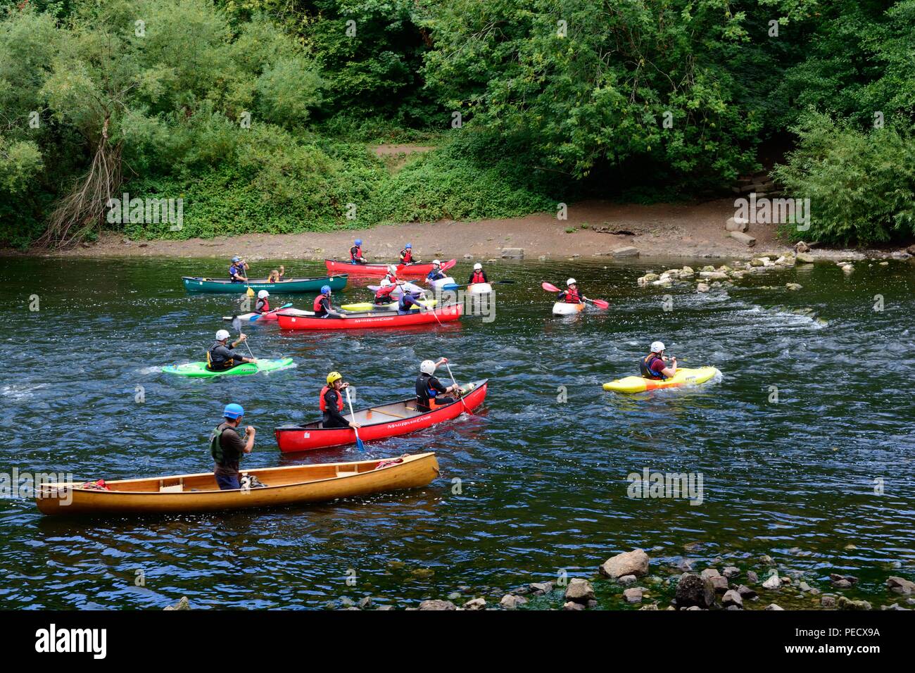 Kanu Unterricht für Kinder auf der Wye River bei Symonds Tat Gloucestershire England Großbritannien Stockfoto