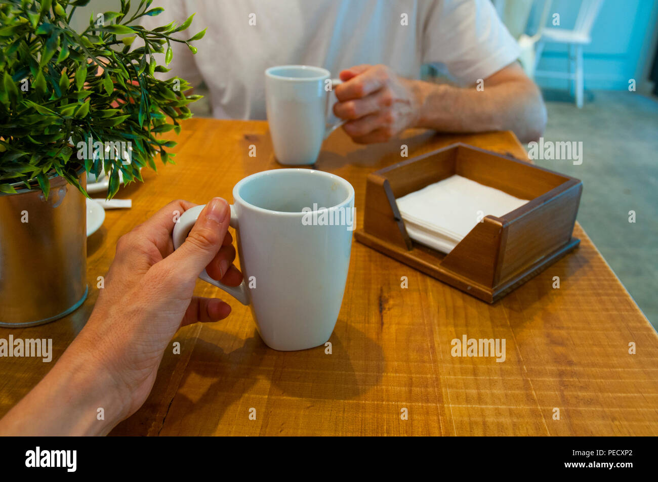 Mann und Frau trinkt Kaffee in der Cafeteria. Stockfoto