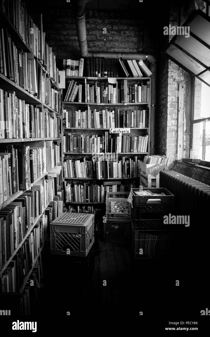 Ein Schwarz/Weiß-Bilder von einem der endlosen Reihen von Bücherregalen an John K. König verwendet und seltene Bücher in Detroit, Michigan, USA Stockfoto