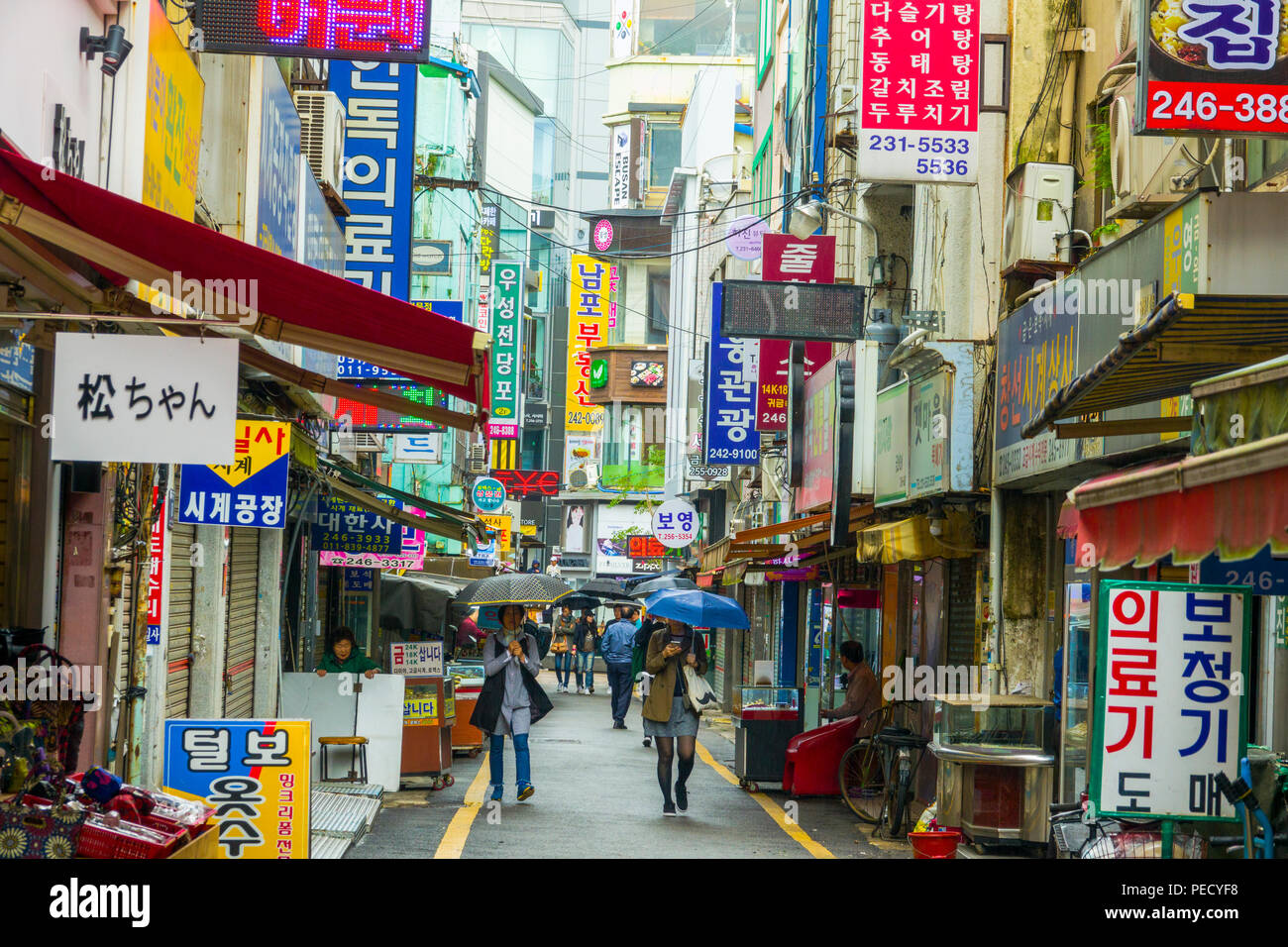 Gukje Markt Pusan Busan, Südkorea Asien mit Sonnenschirmen Stockfoto