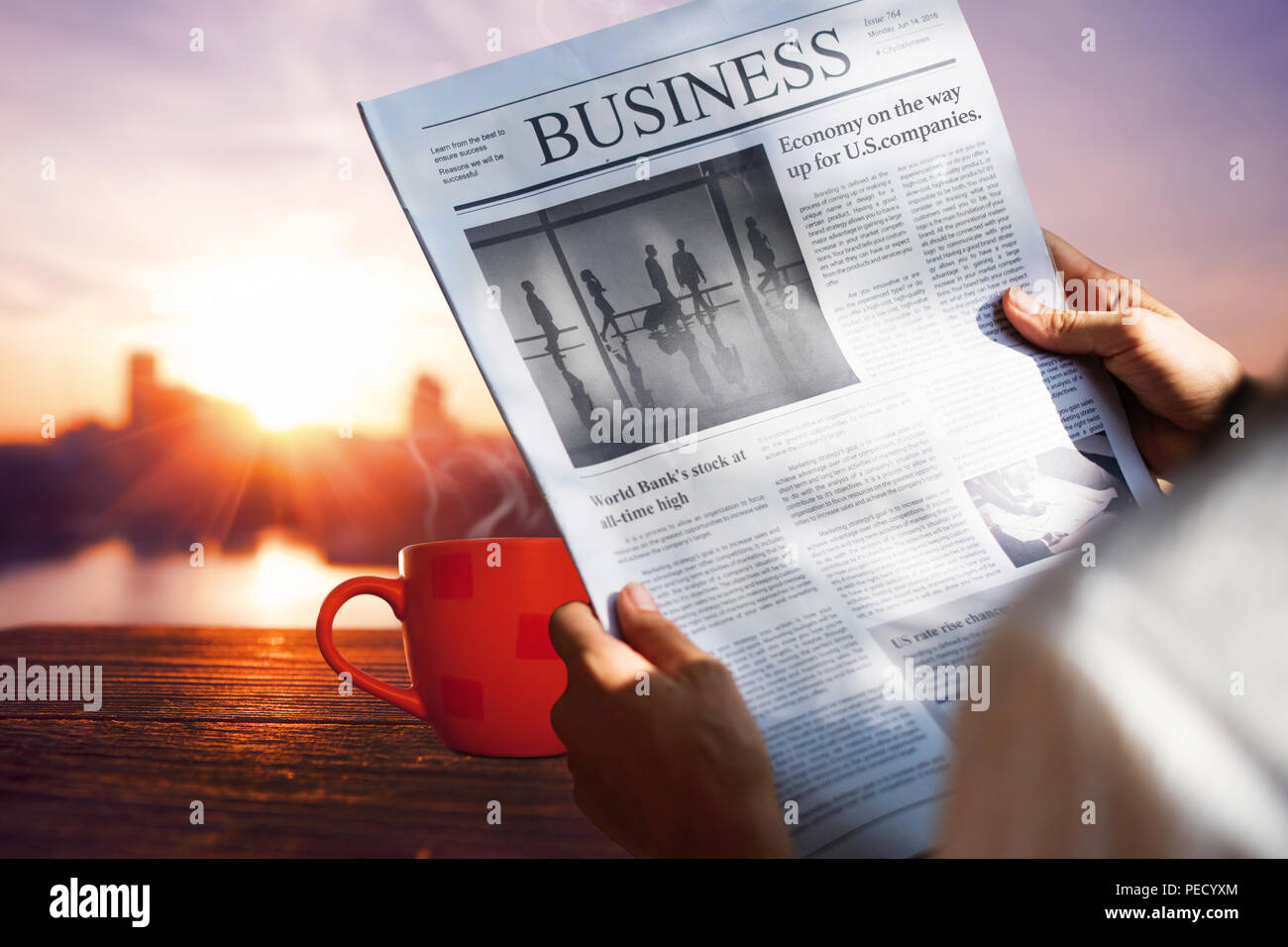 Man Zeitung lesen, mit dem morgendlichen Kaffee am Morgen Stockfoto