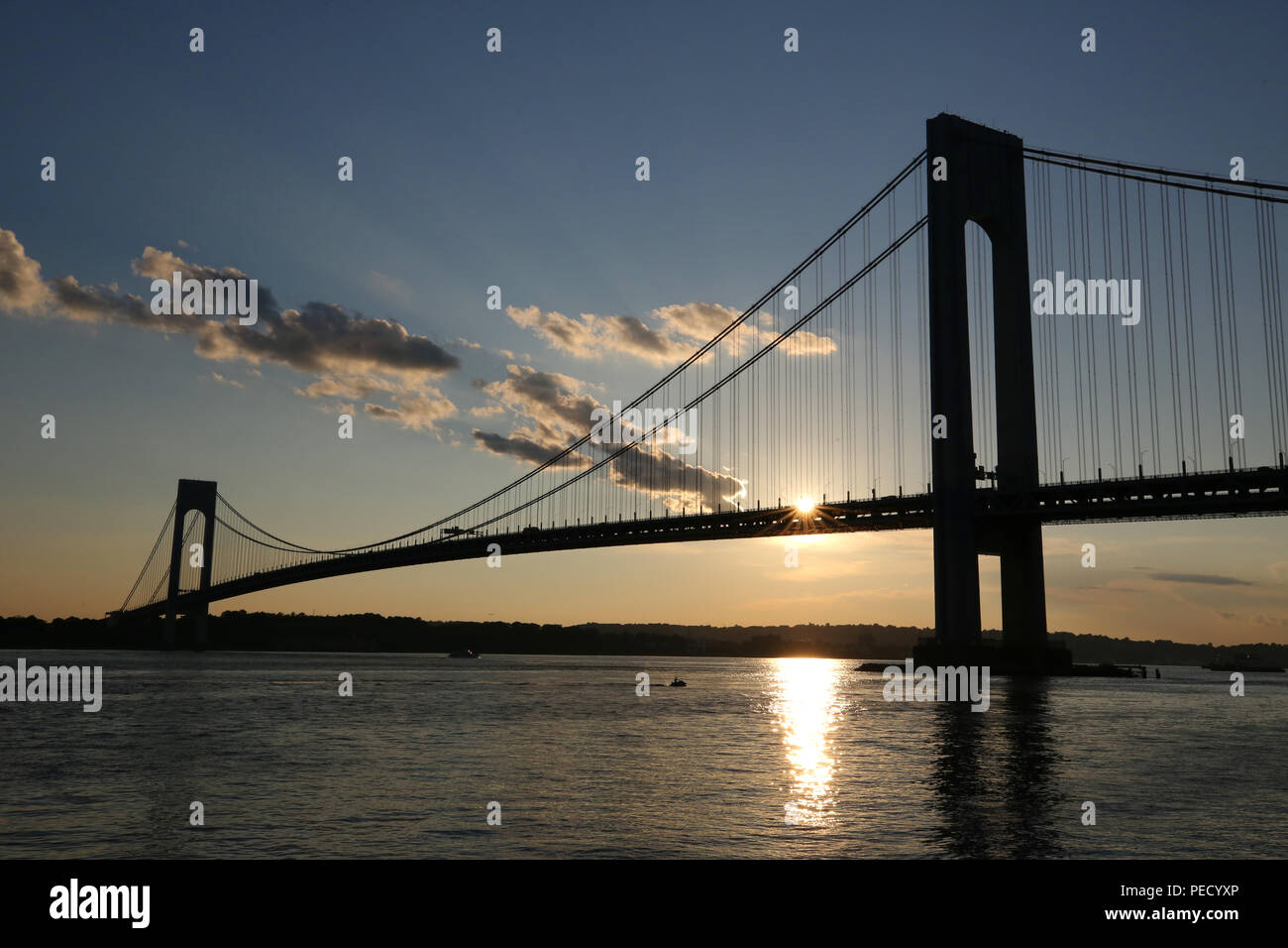 Verrazano Bridge bei Sonnenuntergang in New York Stockfoto