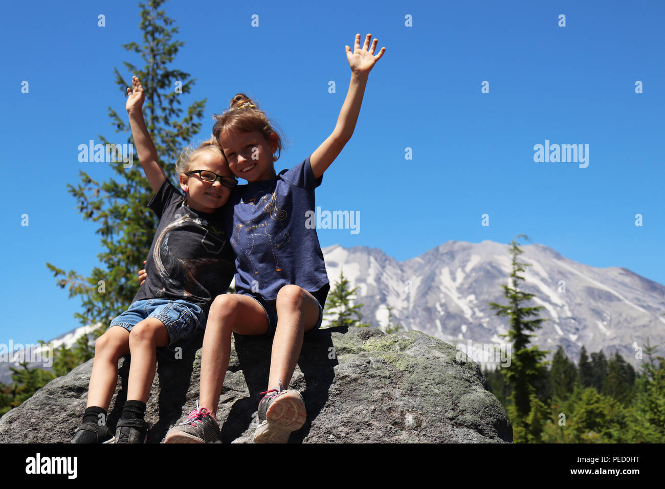 Zwei kleine Mädchen genießen eine Reise zum Mount Saint Helens Stockfoto