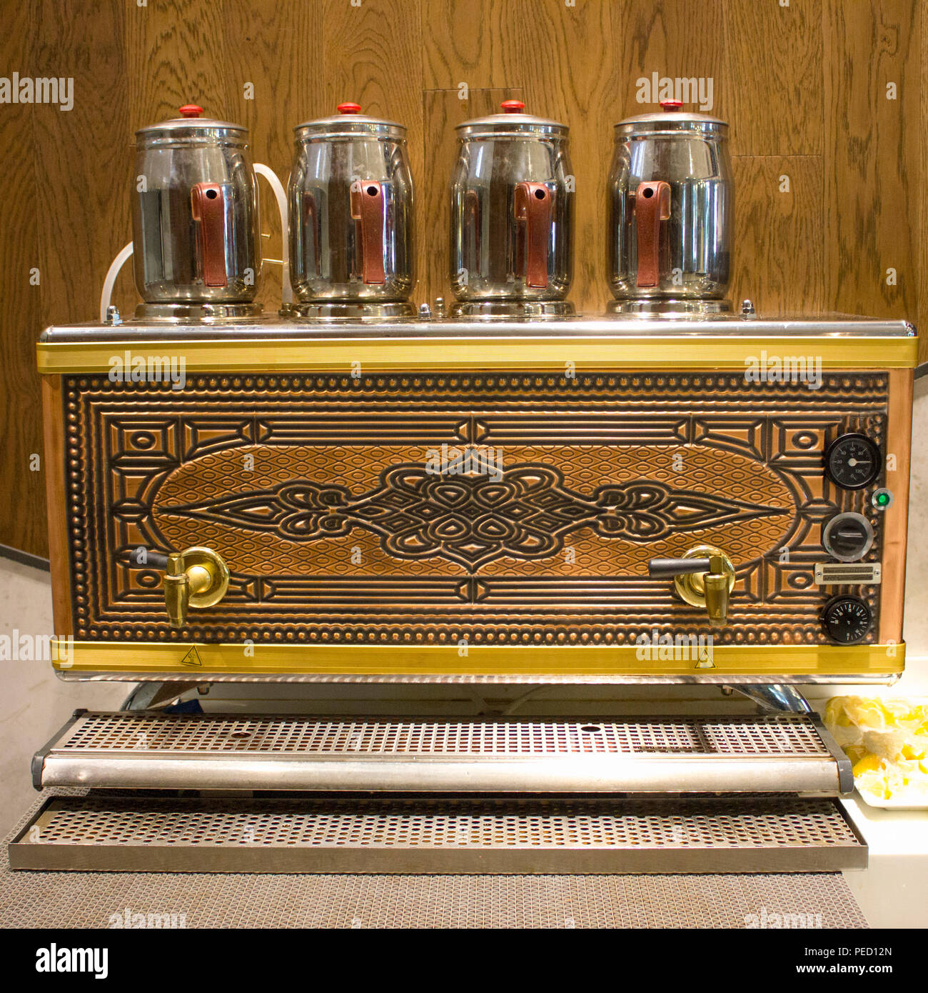 Traditionelle türkische Teekanne von Kaffee Maschine im Hotel Stockfoto