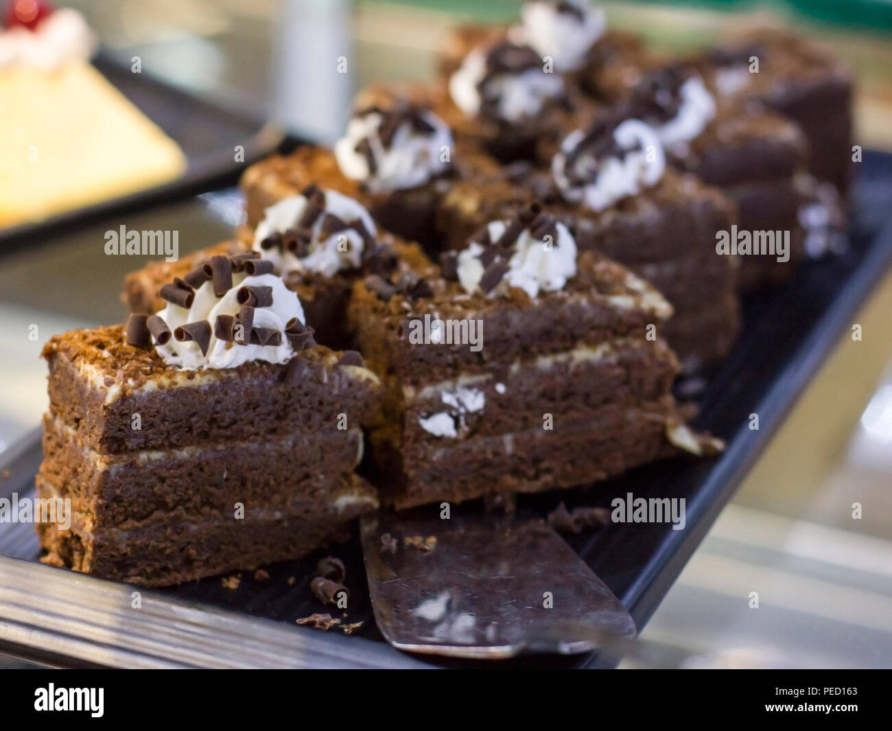 Schokoladenkuchen mit weißer Schokolade rasieren auf silbernem Tablett Stockfoto