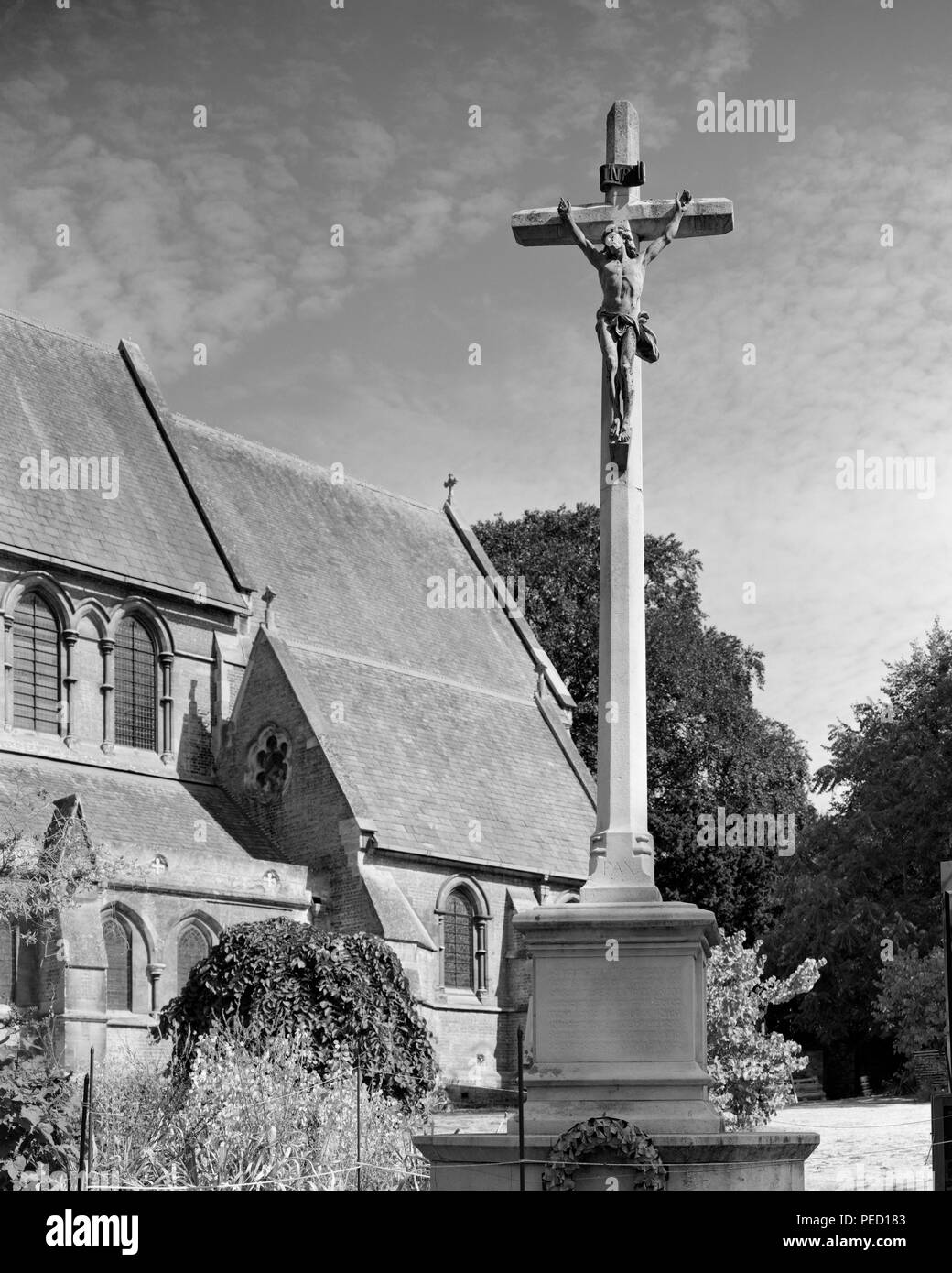 Kruzifix auf dem Gelände des St Giles' Kirche, an der Kreuzung der Castle Street, Chesterton Road Cambridge Stockfoto