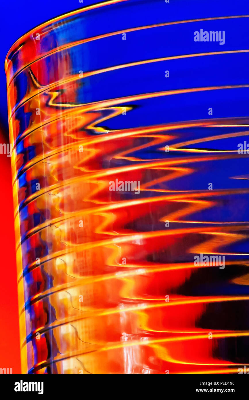 Eine farbenfrohe abstrakte Sicht eines gerippten Glas Tumbler, beleuchtete die Textur und Muster zu verbessern. Stockfoto