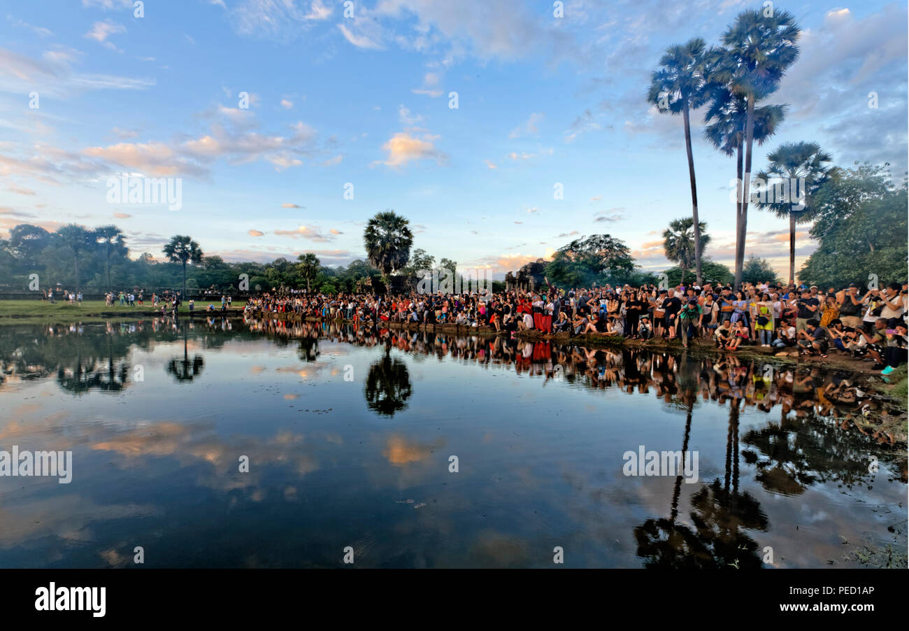 Touristen sammeln Sonnenaufgang über Tempel Angkor Wat, Siem Reap, Kambodscha zu sehen Stockfoto