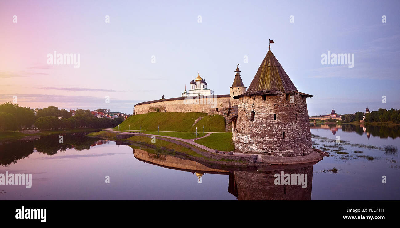 Kreml in Moskau, Russland. Alte Festung. Panorama der Kreml in Pskow. Am frühen Morgen. Stockfoto