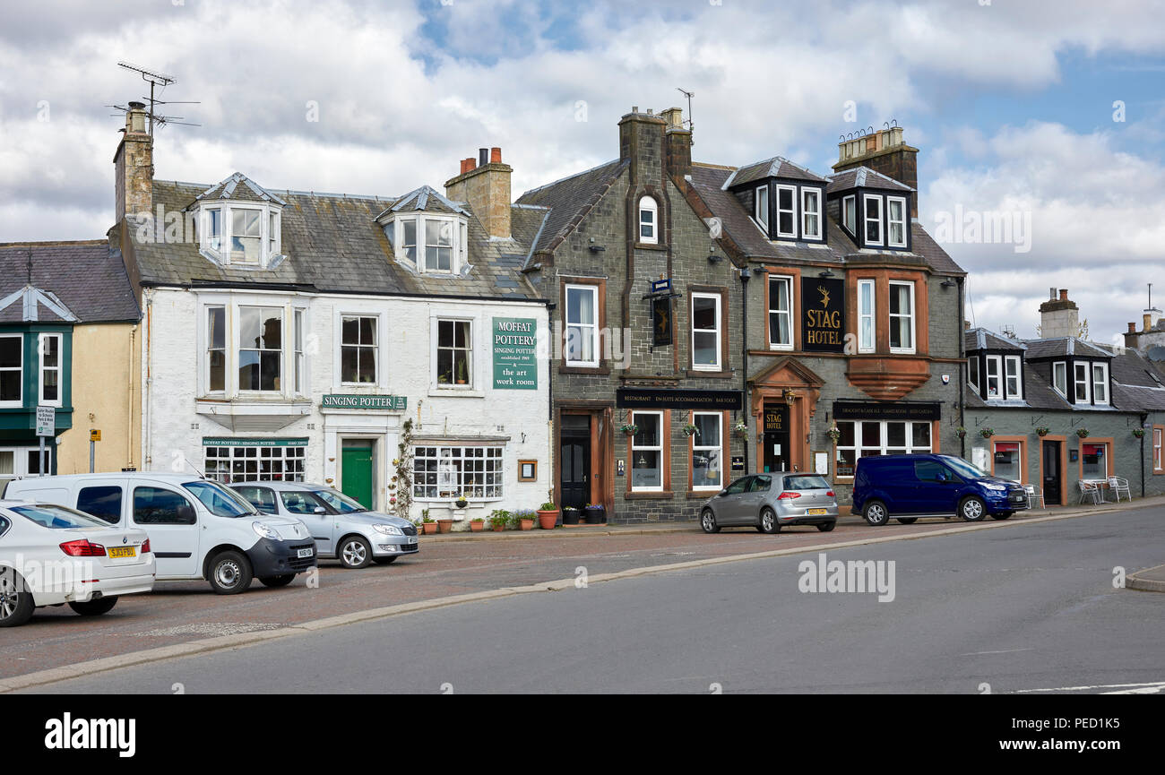 Am frühen Morgen und die Oberen von Moffat High Street mit der Hirsch Hotel, Moffat Töpferei und der Gesang Potter. Schottland Stockfoto