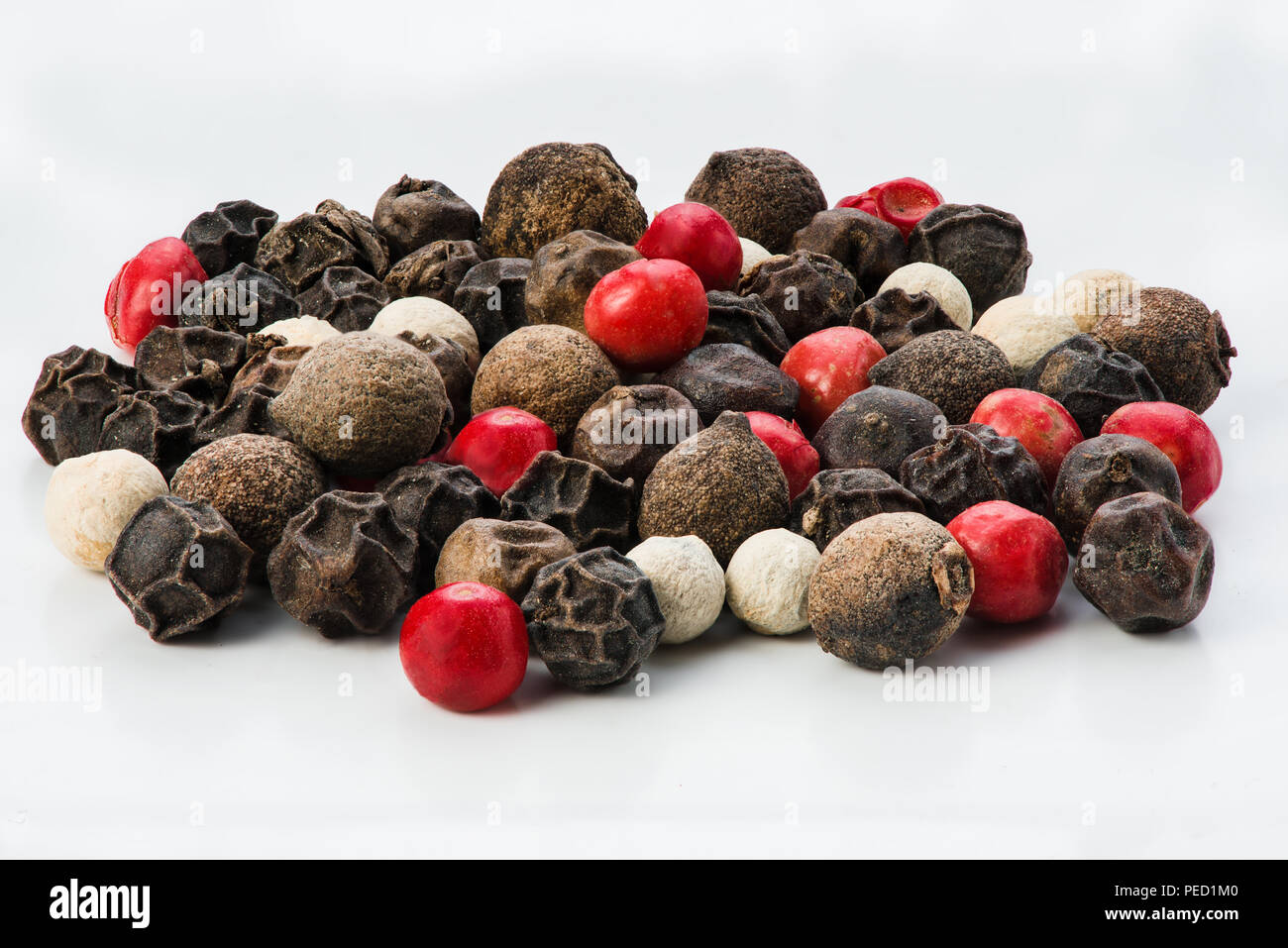 Mischung der unterschiedlichen Paprika Kugeln auf weißem Hintergrund. Makro. Close Up. Perfekte Qualität. Stockfoto