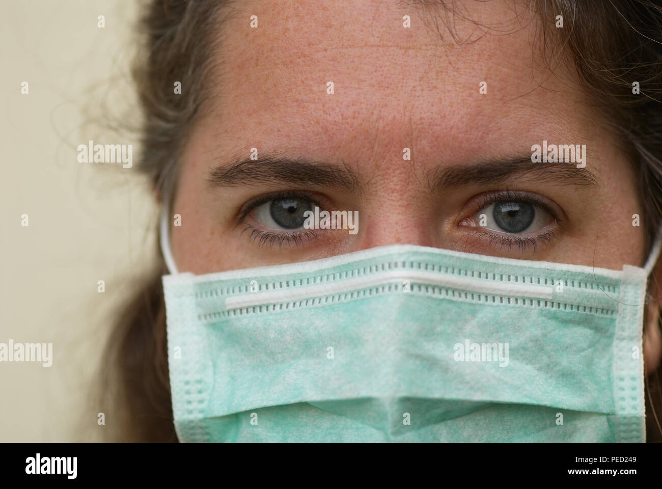 Ärztin mit ihrem Gesicht Maske auf. Stockfoto