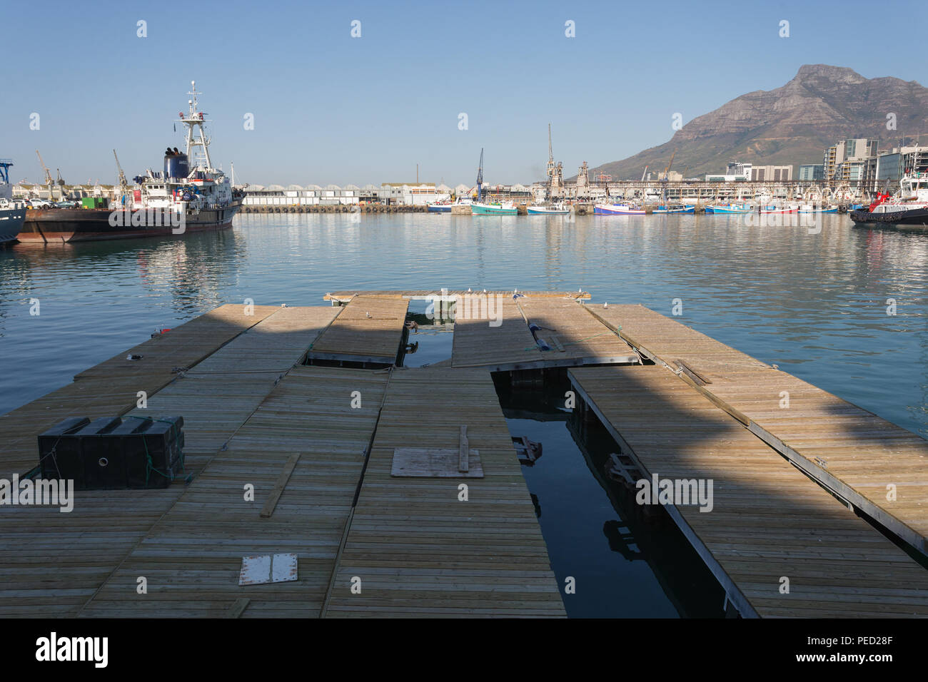 Schwimmsteg oder Jetty in Kapstadt Port oder Hafen Stockfoto