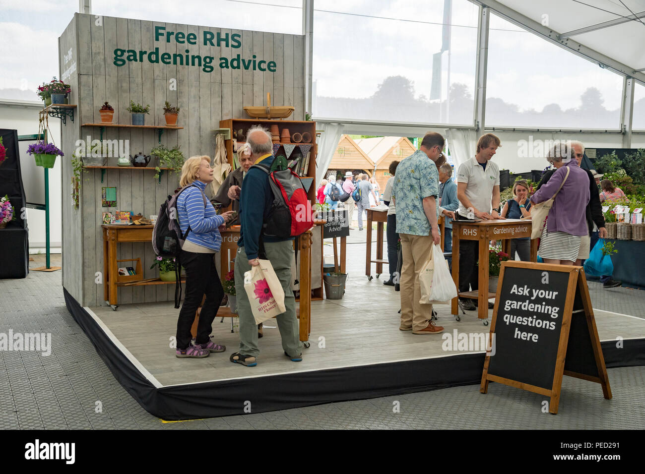 Die Menschen sprechen, Fragen, Beratung Gartenbau Experten & Empfang freier Hilfe & Beratung - RHS Chatsworth Flower Show, Derbyshire, England, UK. Stockfoto