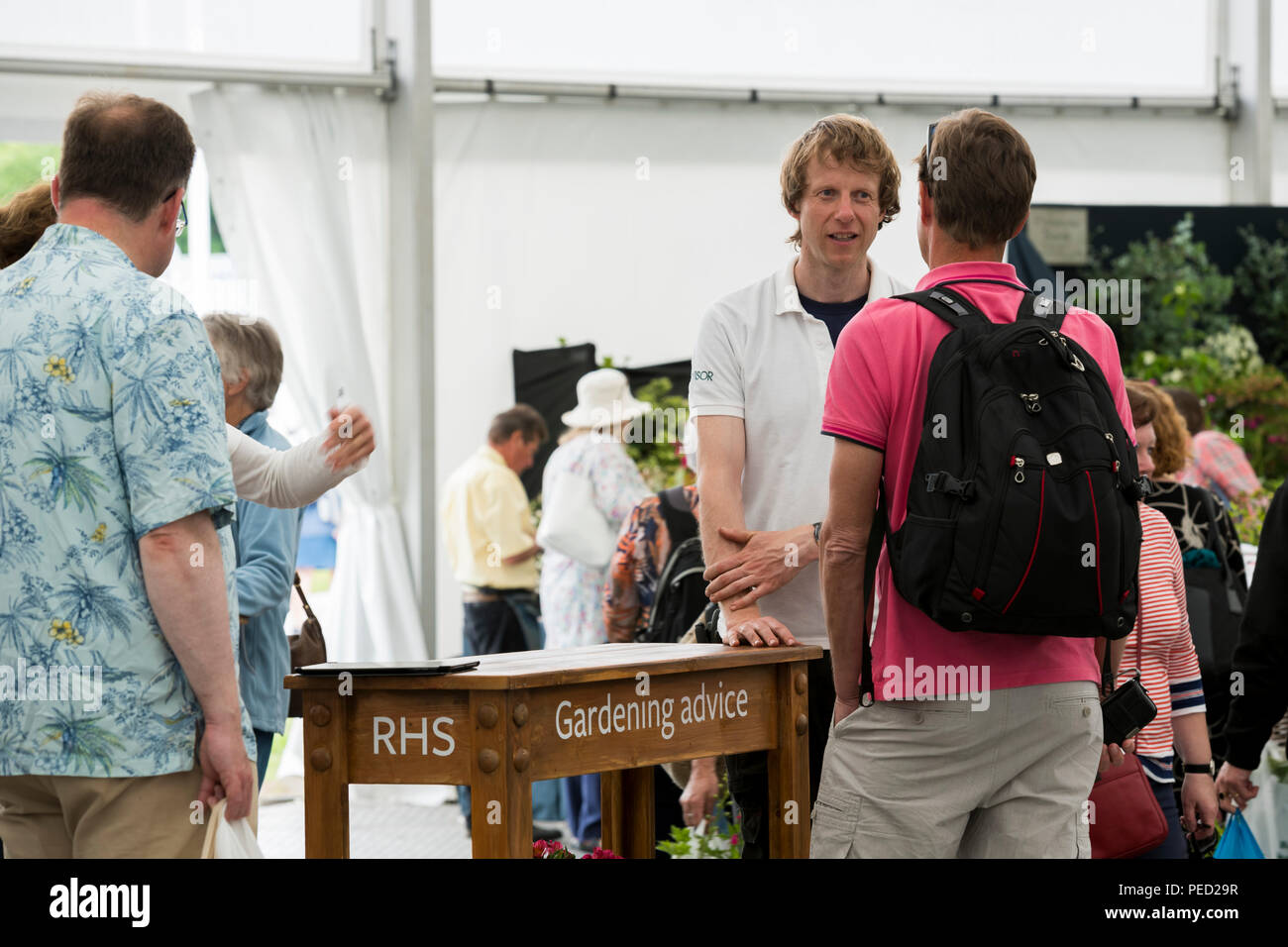 Die Menschen sprechen, Fragen, Beratung Gartenbau Experten & Empfang freier Hilfe & Beratung - RHS Chatsworth Flower Show, Derbyshire, England, UK. Stockfoto