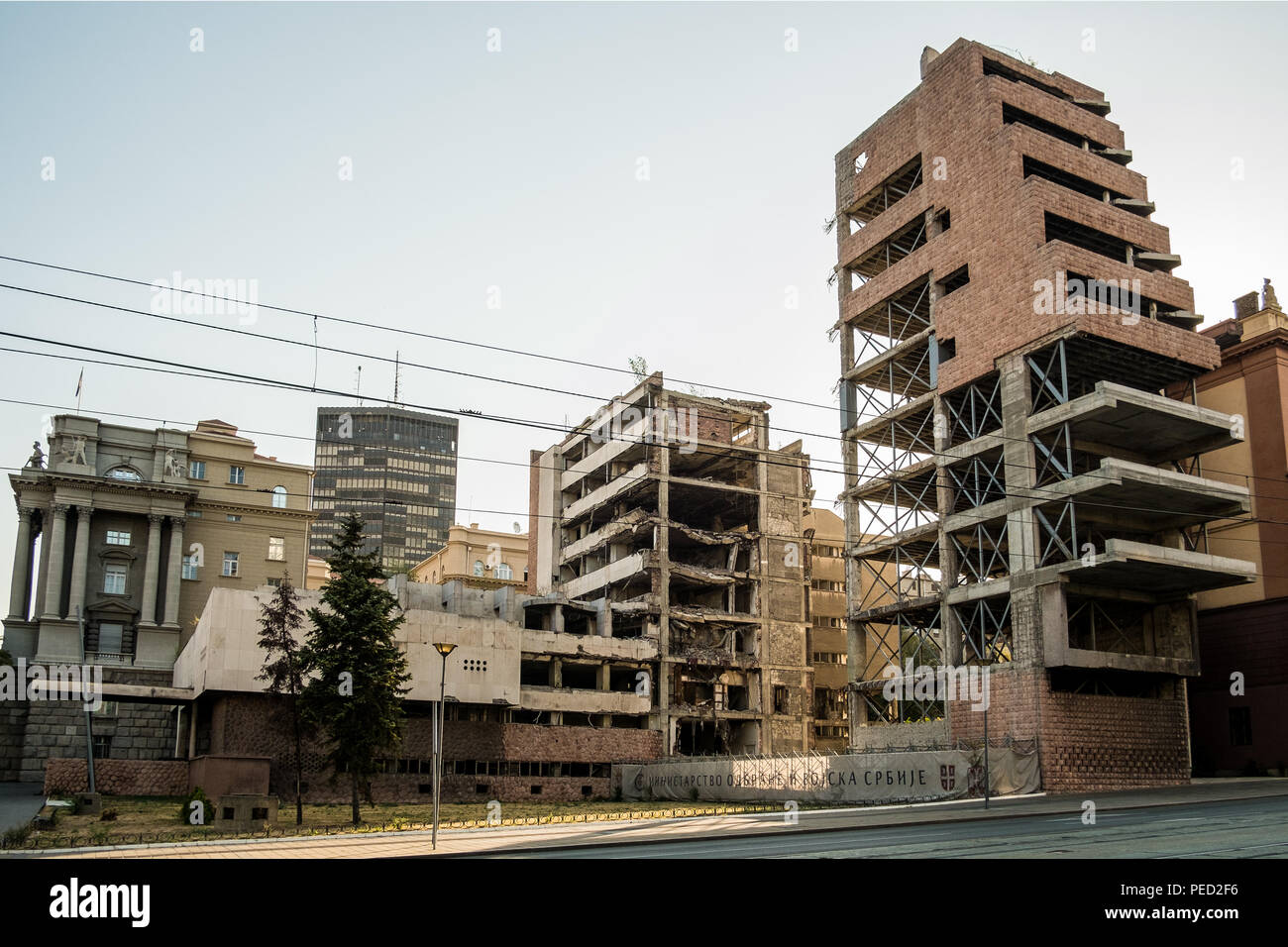 Belgrad, Serbien. August 27, 2017. Allgemeine Streitkräfte Personal Gebäude, das im Krieg von 1999 Balkan bombardiert, immer noch als Denkmal zerstört. Stockfoto