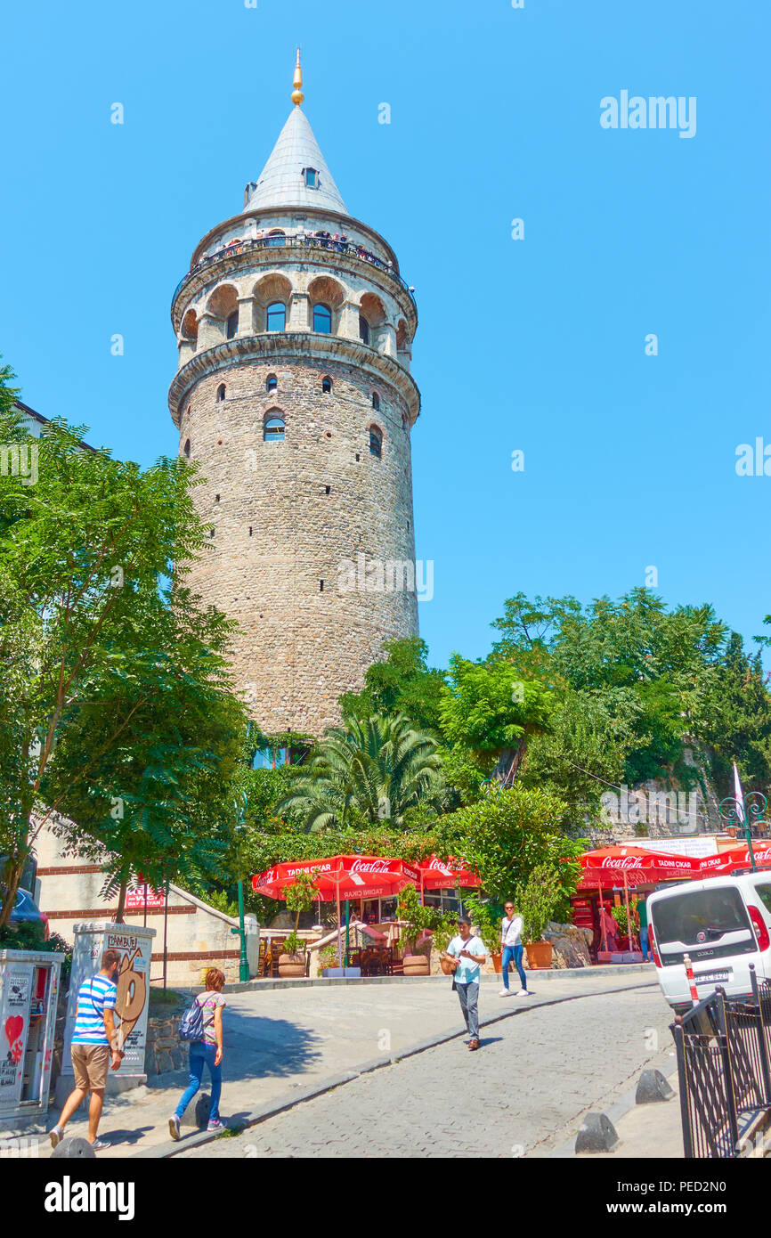 Istanbul, Türkei - 17. Juli 2018: Alte Straße mit kleinen Cafés in der Nähe der Galata Turm in Istanbul Stockfoto