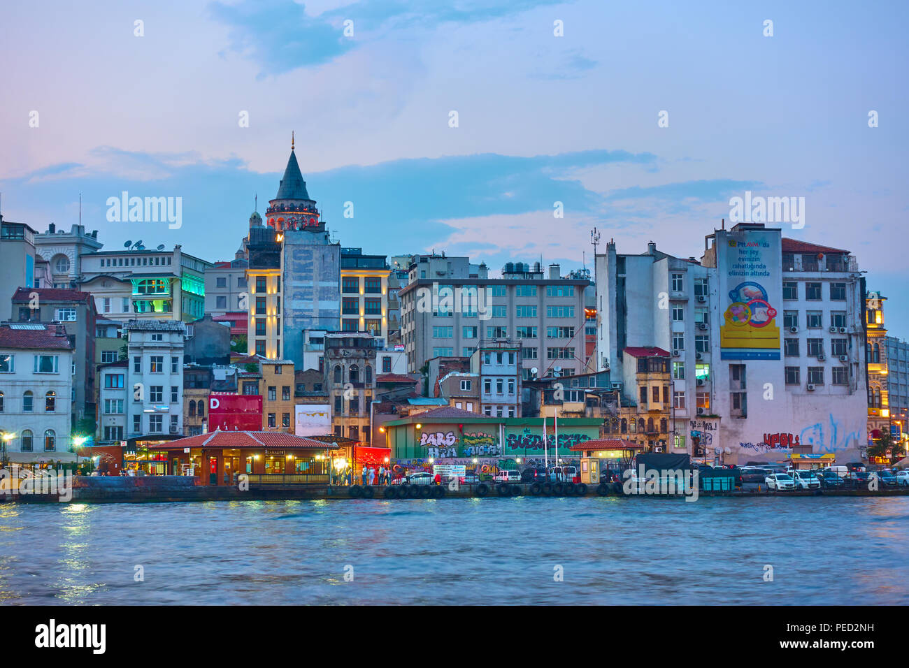 Istanbul, Türkei - 18 Juli 2018: Stadtteil Galata und Karakoy Kai in Istanbul am Abend Stockfoto
