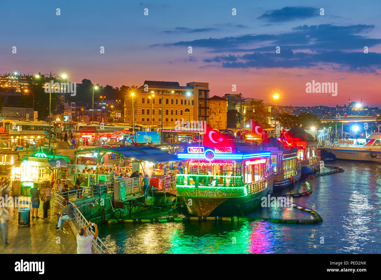 Istanbul, Türkei - 18 Juli 2018: Voll Kai Eminönü in Istanbul bei Nacht Stockfoto