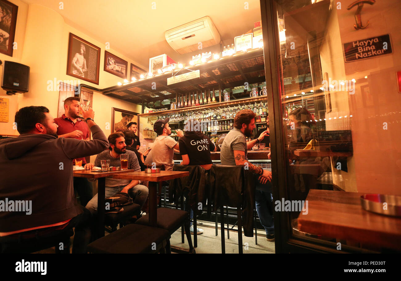 Libanesische und Ausländer genießen Sie eine Nacht in Badro Bereich in Beirut, ein Ort mit viel Hip Pubs und Restaurants. Stockfoto