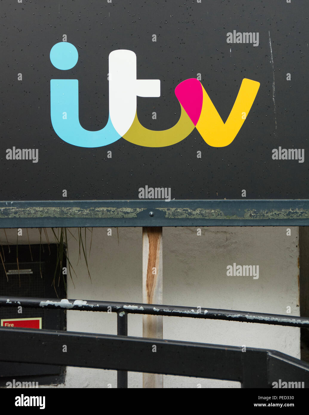 With the new look, the boxes would remain separated, as had been the case with itv2's new look the previous year. Itv Logo - Itv Logo Aussen Itv London Studios Stockfotografie Alamy
