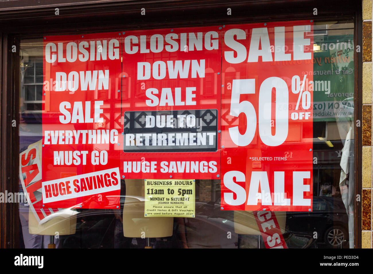Schließung Verkauf Zeichen in einem Schaufenster, die Schließung. Stockfoto
