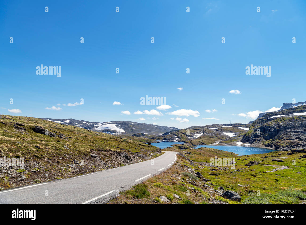 Die Höhe Fylkesvei Aurlandsfjellet road (243) zwischen Aurland und Laerdalsøyri, Sogn og Fjordane, Norwegen Stockfoto