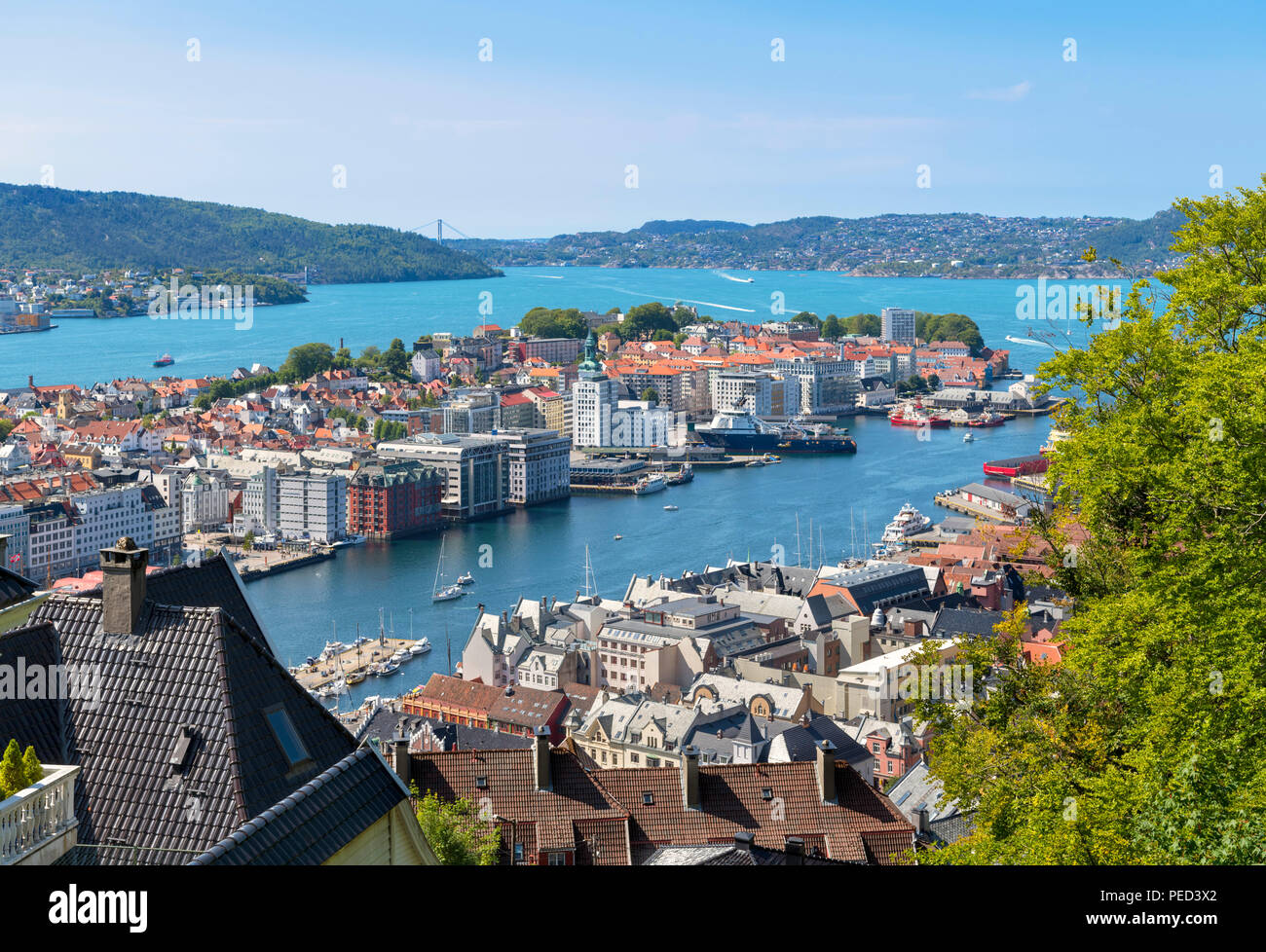Bergen, Norwegen. Blick über die Stadt von den Hängen des Berges Fløyen, Bergen, Norwegen Stockfoto