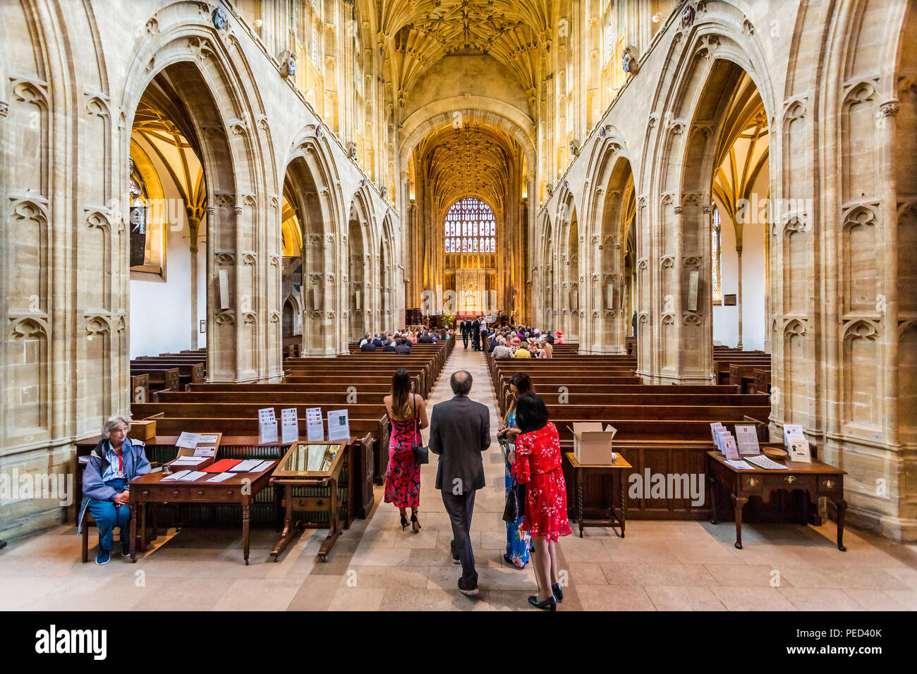 Innen- und Kirchenschiff von Sherborne Abbey in Sherborne, Wiltshire, UK am 11. August 2018, Stockfoto