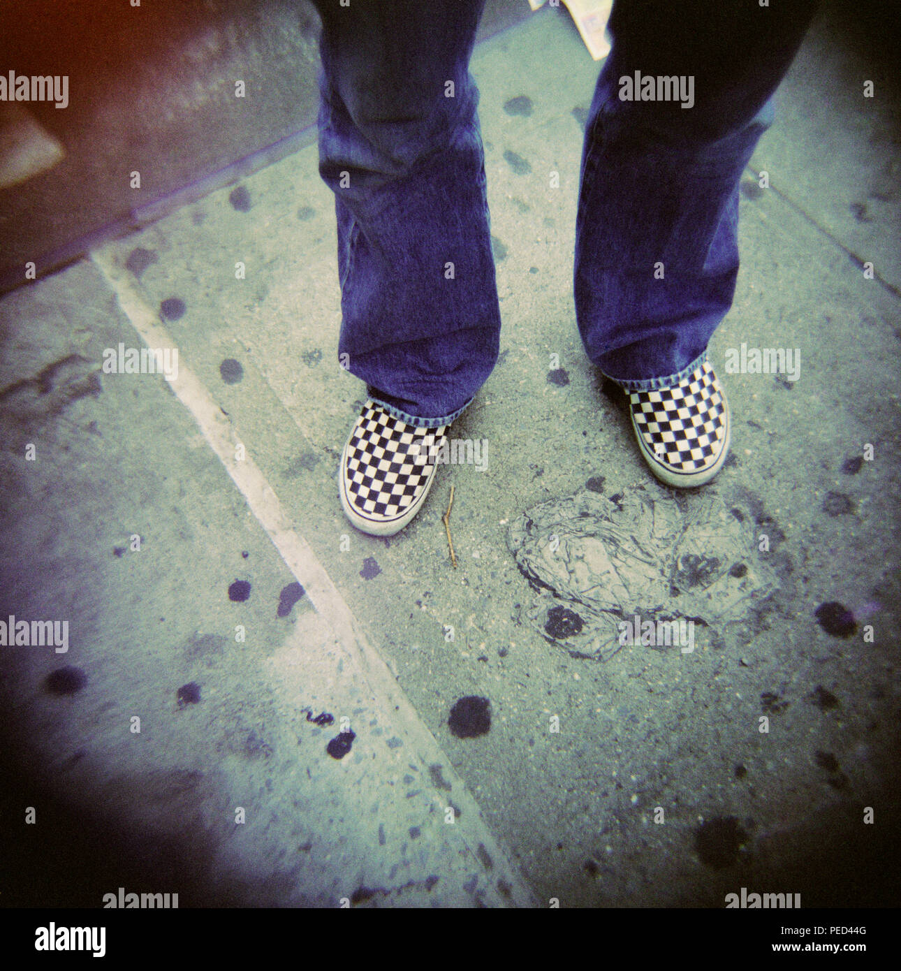 Ein Mann mit Transporter auf einem New Yorker Bürgersteig stehen. Stockfoto