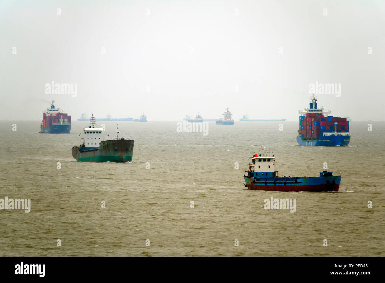 Container Schiffe und Boote in Shanghai China Asien East China Sea Yangtze Delta Stockfoto