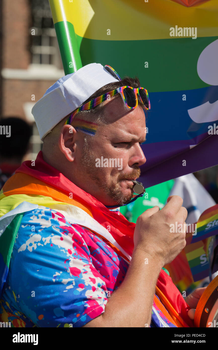 Die Menschen zeigen ihre Unterstützung für die LGBT-Gemeinschaft auf der Prozession durch die Straßen von Chester am jährlichen Chester Pride Festival 2018. Stockfoto