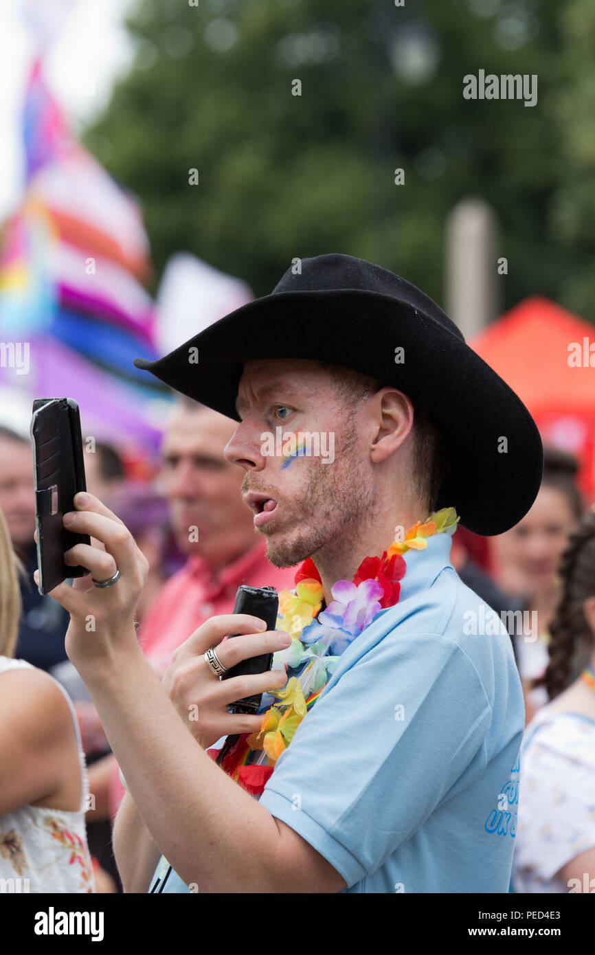 Ein Mann nimmt einen selfie, während gerade die Künstler auf der Bühne im Jahr 2018 Chester Pride Festival durchführen. Stockfoto