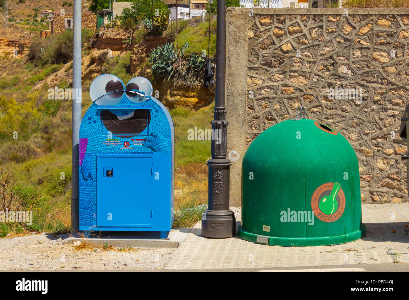 Recycling-Container auf den Straßen von Oria in der Provinz Almeria Spanien Stockfoto
