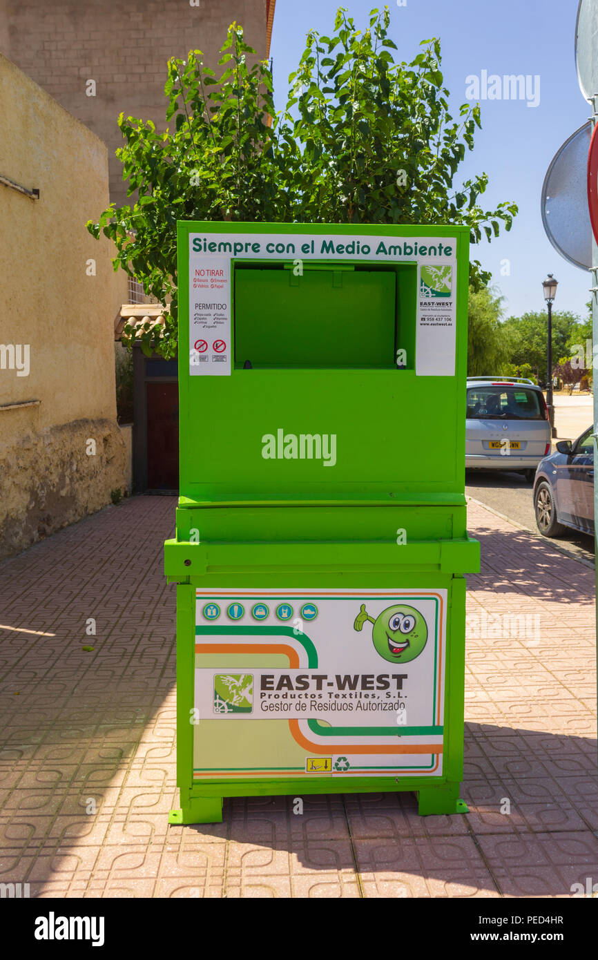 Recycling-Container auf den Straßen von Oria, Provinz Almeria, Spanien Stockfoto