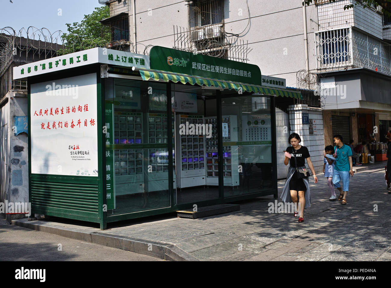 Eine kommunale Regierung unterzeichnen auf einen Zeitungskiosk, die besagt, dass die Regierung das Mandat ist Eifer der Menschen zu hohe Wohnqualität auszurichten Stockfoto