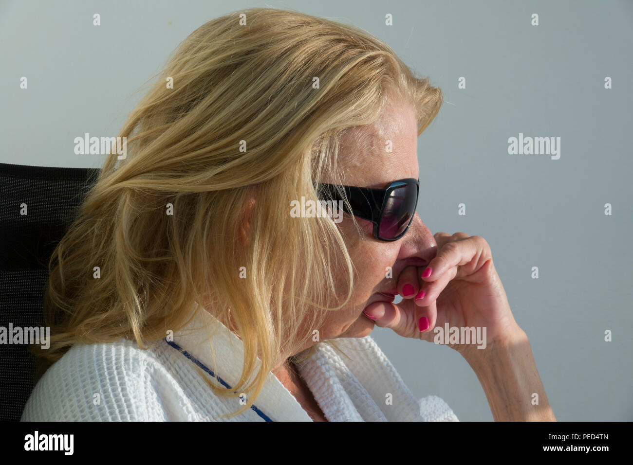 Nahaufnahme eines erwachsenen weiblichen Denken in eine nachdenkliche Pose Stockfoto