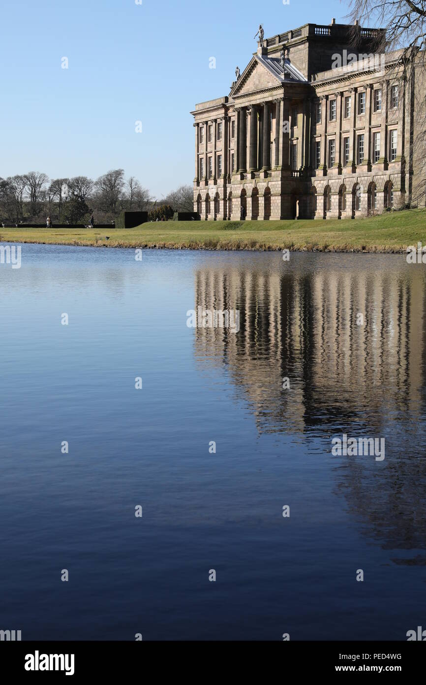 Die Lyme Hall mit Reflexion in Cheshire in England Lage von Stolz und Vorurteil Stockfoto