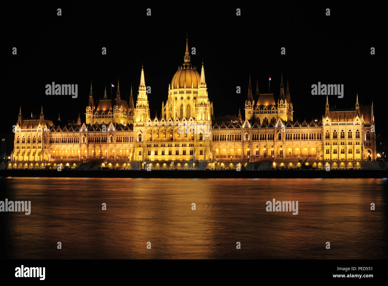 Beleuchtete Gebäude des Parlaments in Budapest, Ungarn Stockfoto