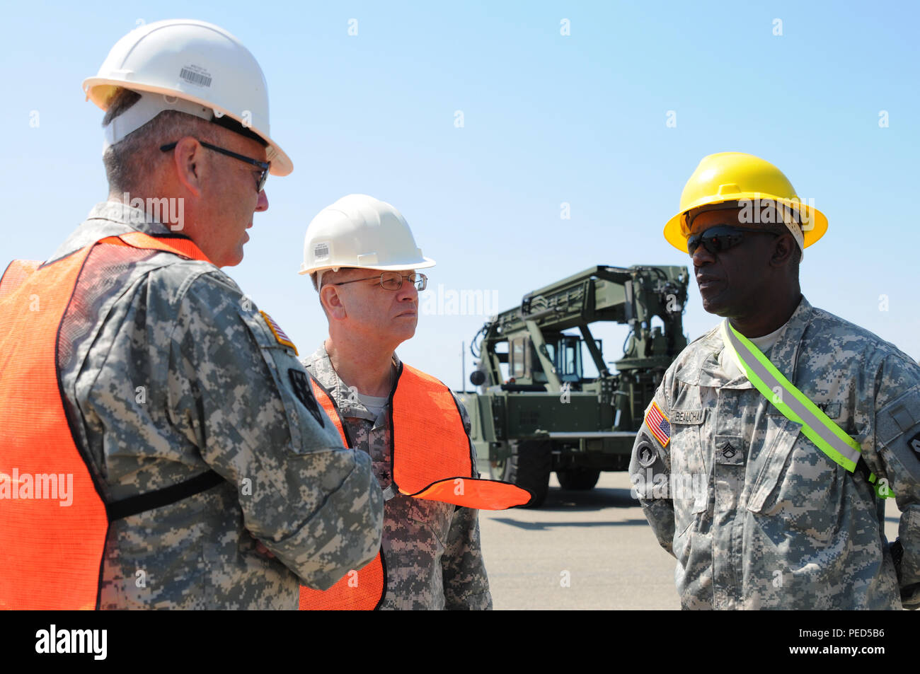 Chief Warrant Officer Michael Hanten, command Chief Warrant Officer der 79th Sustainment unterstützt den Befehl, und Brig. Gen. Kurt Hardin, stellvertretender Kommandierender General des 79th SSC, sprechen über Seaport Operationen mit Staff Sgt. Darryl Beauchamp, ein Fachmann mit der 441St Transport Company (Seehafen), während der Ausbildung an der grossen Logistik über die Ufer, West Übungen an den Militärischen Ocean Terminal Concord, Calif., Aug 1, 2015. Große Logistik Over-The-Ufer, West ist eine jährliche, Armee, multi-funktionale Echelon Übung für Transporteinheiten und Erhaltung comm konzipiert Stockfoto