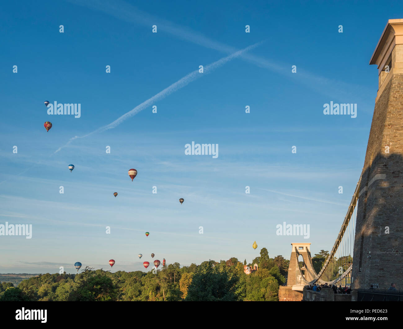 Morgen Masse Besteigung des Heißluftballons im Bristol International Balloon Fiesta aus der Clifton Suspension Bridge gesehen. Stockfoto