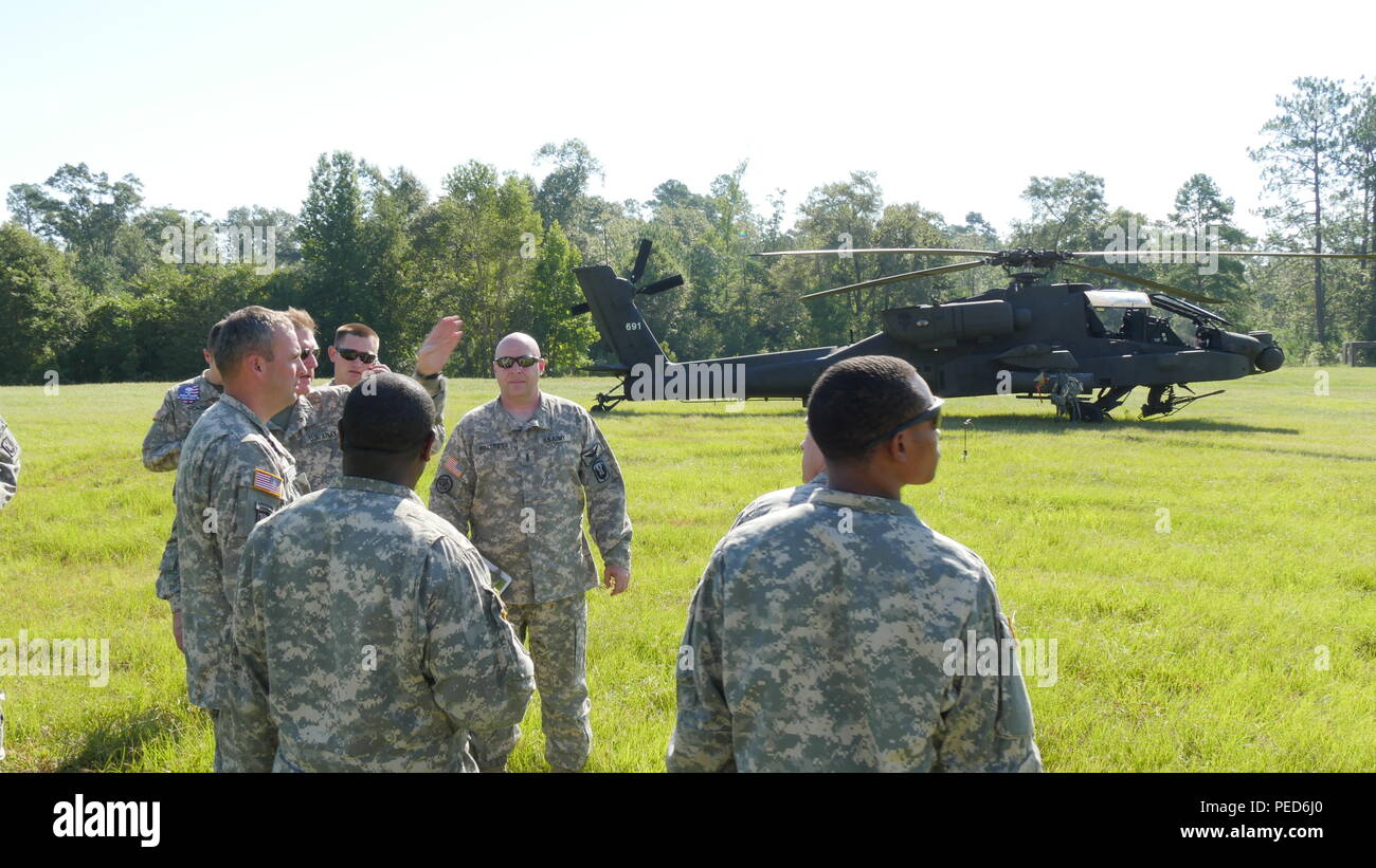 Soldaten der 185 Aviation Brigade, Mississippi Army National Guard, Bewegung Pläne für zwei AH-64 Apache Hubschrauber am Lager Shelby Joint Forces Training Center, Fräulein, auf Aug 3, 2015 diskutieren. Die Apache Hubschrauber Landung auf einer Vorwärts Bewaffnung und Tanken Punkt - ein Bereich für die Kampfflugzeuge zu schnell tanken und bewaffnen gleichzeitig waren. Rund 4.600 Soldaten aus dem Aktiven, Nationalgarde und Komponenten Reservieren partnering in Mississippi für die 155 gepanzerte Brigade Combat Team exportierbar Combat Training Funktion ausüben. (Mississippi National Guard Foto von Sgt. Tim Stockfoto