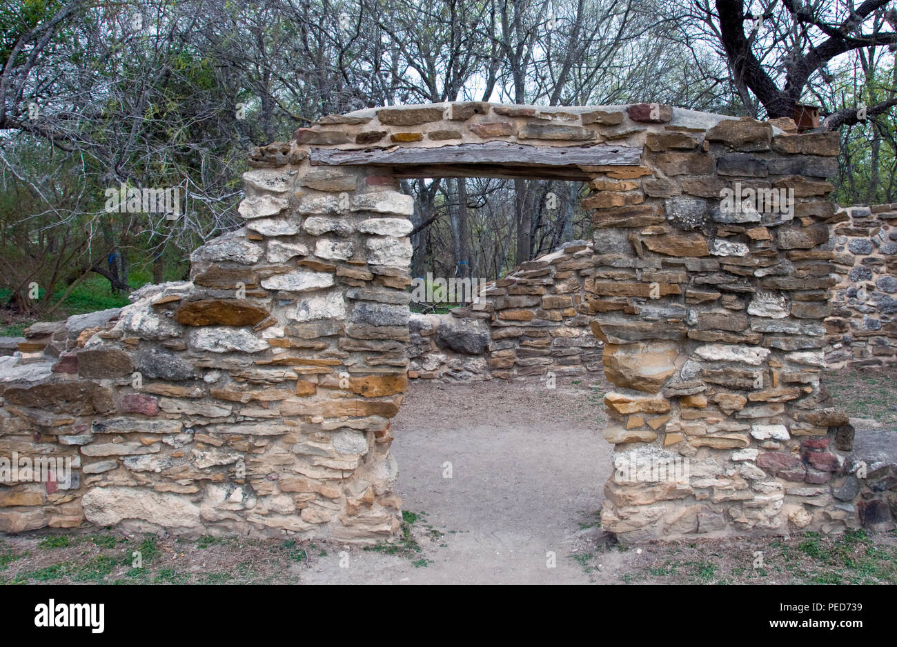 Holzbalken auf den Türrahmen in den übrigen Wänden. Mission Espada San Antonio Missions National Park Stockfoto