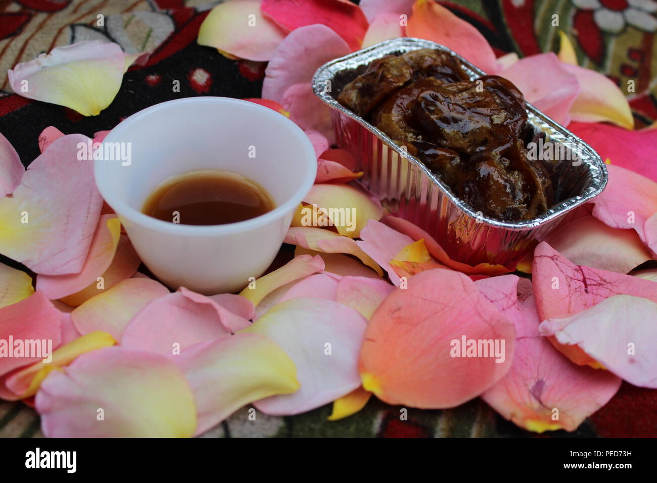 Arabischer Kaffee mit Datumsangaben in Blume Abdeckung Stockfoto