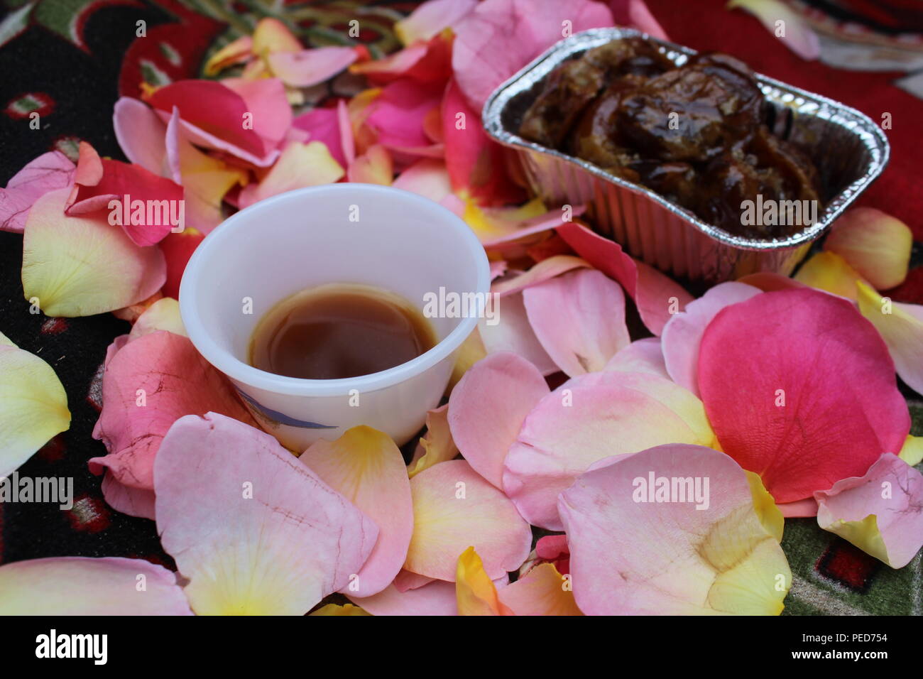 Arabischer Kaffee mit Datumsangaben in Blume Abdeckung Stockfoto