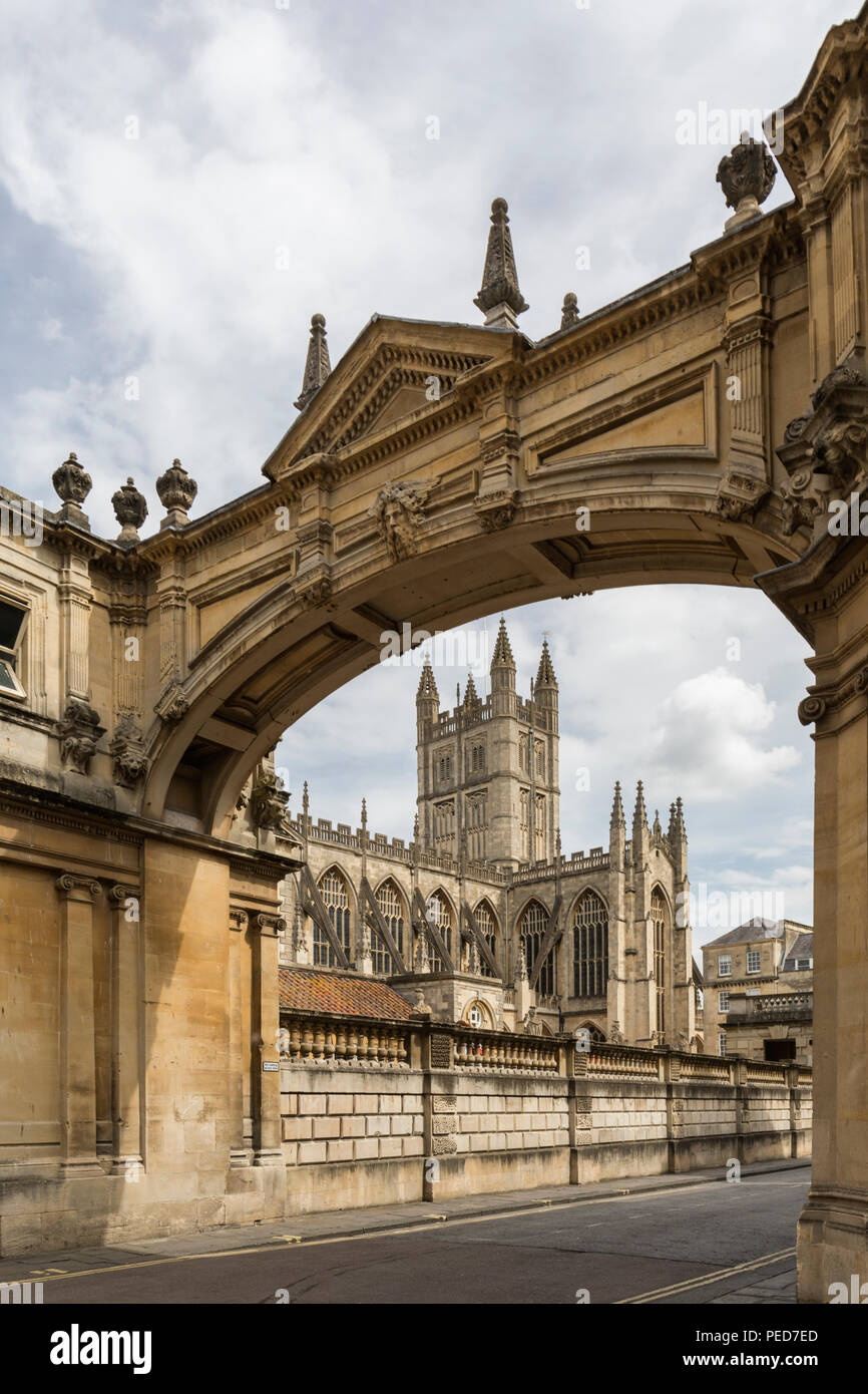 Bath Abbey als Blick durch den York Street Arch aus dem 19. Jahrhundert, Bath, England Stockfoto