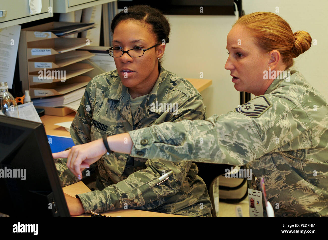 Us Air Force Staff Sgt. Audrey Scruggs, Links, health services Management Spezialist mit der 52 Medical Group arbeitet mit US Air Force Master Sgt. Kara Kauffman, health services Management Specialist von der New Jersey Air National Guard 177th Fighter Wing Medical Group, 12.08.3, an der Medizinischen Klinik auf der Air Base Spangdahlem, Deutschland. Mitglieder von der 177th Medical Group arbeiten Hand in Hand mit der aktiven - Aufgabe Kraft, ihre Fähigkeiten zu verbessern und sicherzustellen, dass die Mission bereit. (U.S. Air National Guard Foto von Shane S. Karp/Freigegeben) Stockfoto